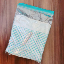 ジッパー+レッドシダーブロックで衣替え収納