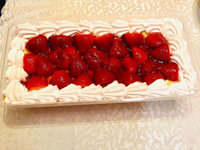 ストロベリーたっぷりナパージュ仕立てのケーキ🎶