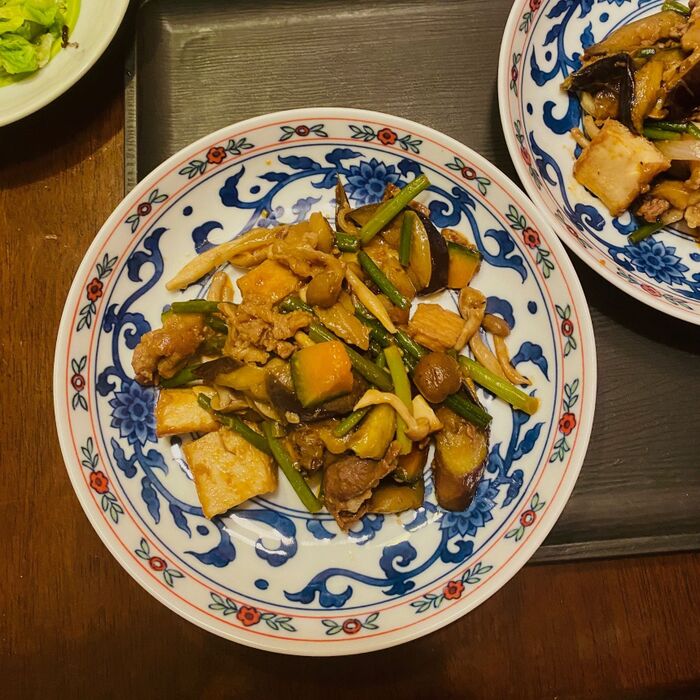 野菜たっぷり!ニンニクの芽と牛バラ肉の炒め物!旨味の秘訣は我が家ではアレなんです