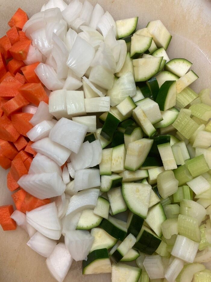 セロリ、ズッキーニ、玉ねぎ、人参、ニンニクなど小口に切る