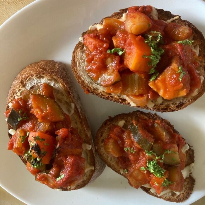 今日のランチはバゲットにチーズと乗せてトーストしました♪