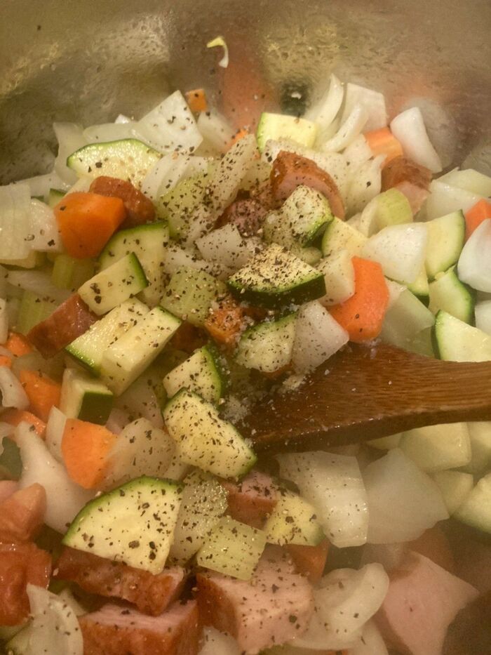 塩コショウして全体を炒めます♪