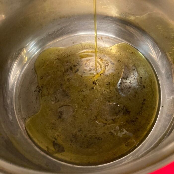 たっぷりのオリーブオイルで炒めます♪