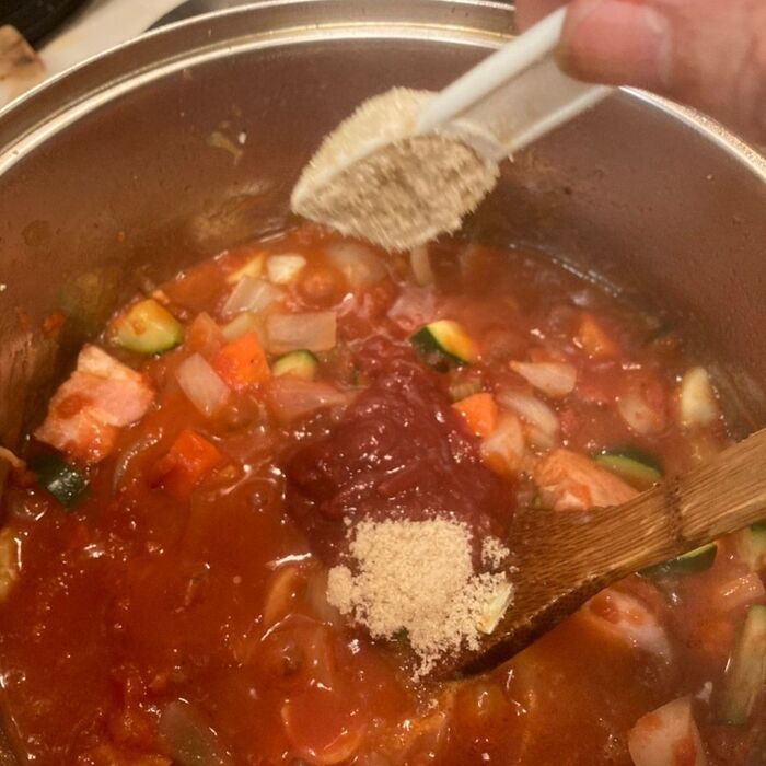 ケチャップ、砂糖、ブイヨンも加えます♪