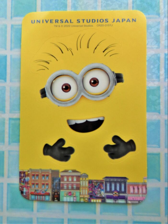 ミニオンパークでは、ミニオンのシールを貰えます。