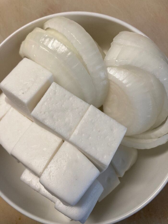 はんぺんと玉ねぎを切ります