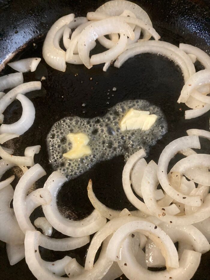 玉ねぎに火が通ったら真ん中を開けてバターを溶かします