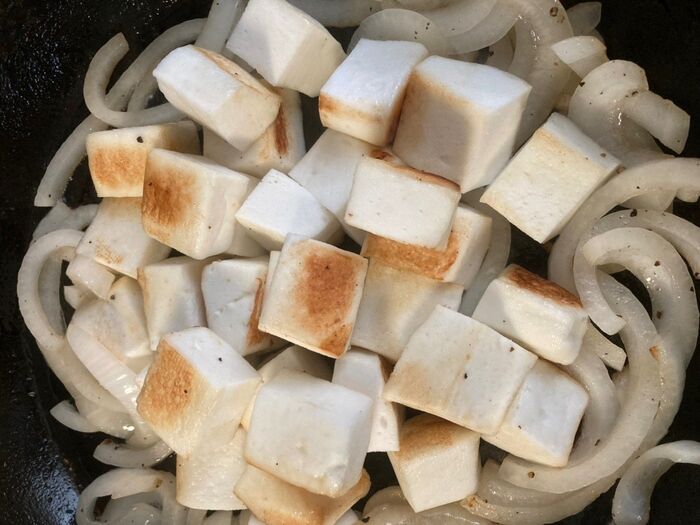 はんぺんに美味しそうな焼き目が付いたら全体を混ぜ合わせてください