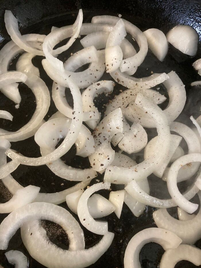 サラダオイルで玉ねぎを炒めます♪