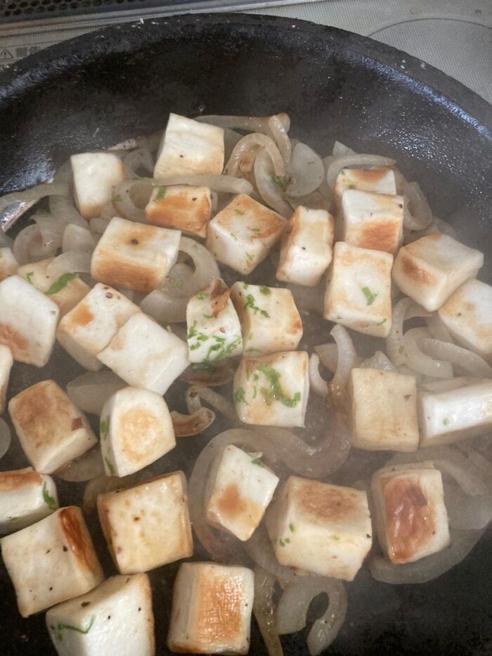 最後にお醤油をかけて全体を混ぜ合わせて完成です♪