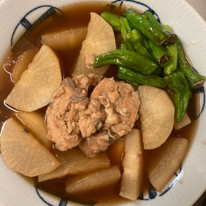 鮭缶一個丸ごと大根のお煮つけ♪