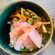 残り物を合わせたら〜お手軽少し豪華な丼になりましたYO(*^◯^*)