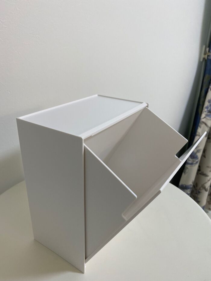 前に大きく開きます