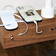 空箱で充電コーナー♪瞬時にわかってコードも収納!スッキリ使いやすい