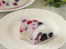 あっという間に固まる!「材料4つ★冷凍ミックスベリーの牛乳かん」