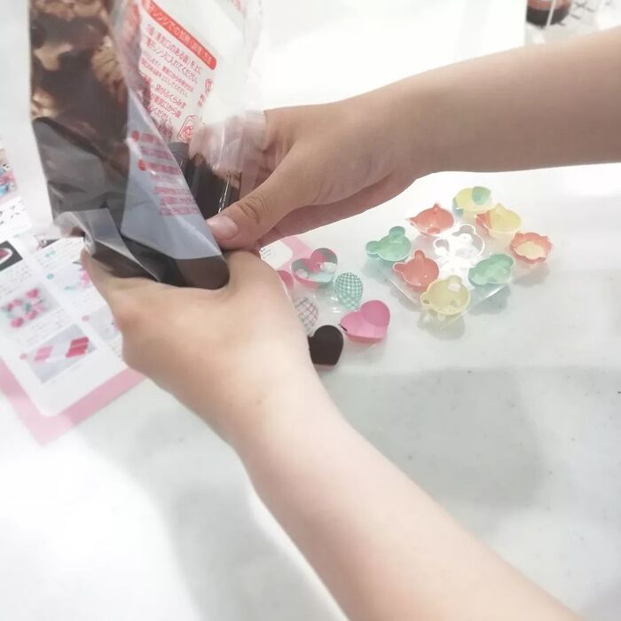 ③モールドに流し込む。