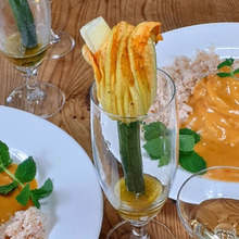 花ズッキーニのグラスサラダ!ベビーズッキーニが付いている雌花~モッツァレラスライスチーズと…