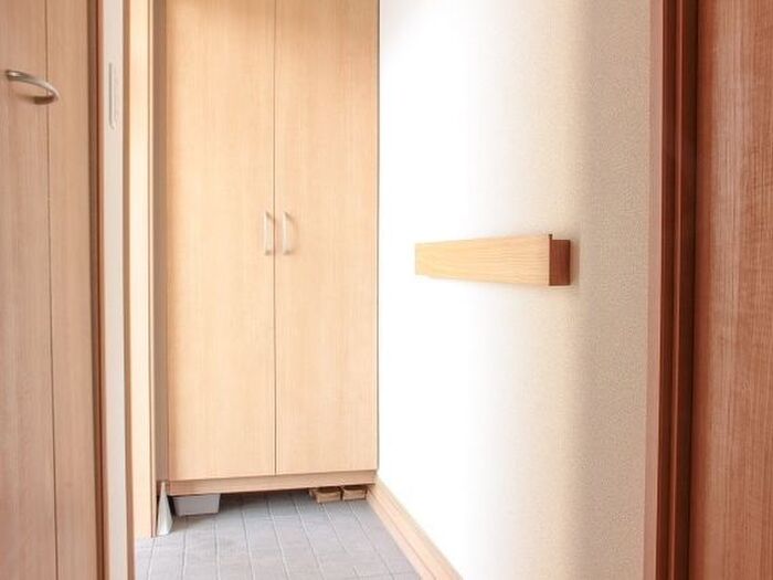 「壁に付けられる家具長押」を設置する