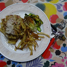 牛蒡に絡まれたフリッジ、ズッキーニに助けを求めるも、隣にフリットが。。。