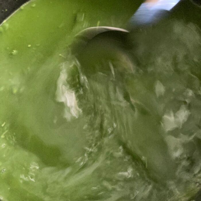 抹茶はお水に溶いて寒天を煮溶かしました