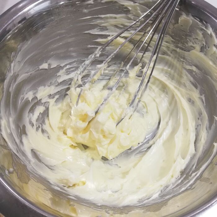 ②バター、砂糖、塩を混ぜる