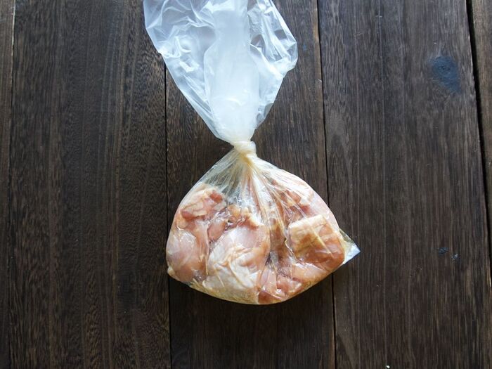1 鶏肉に下味をつけます。