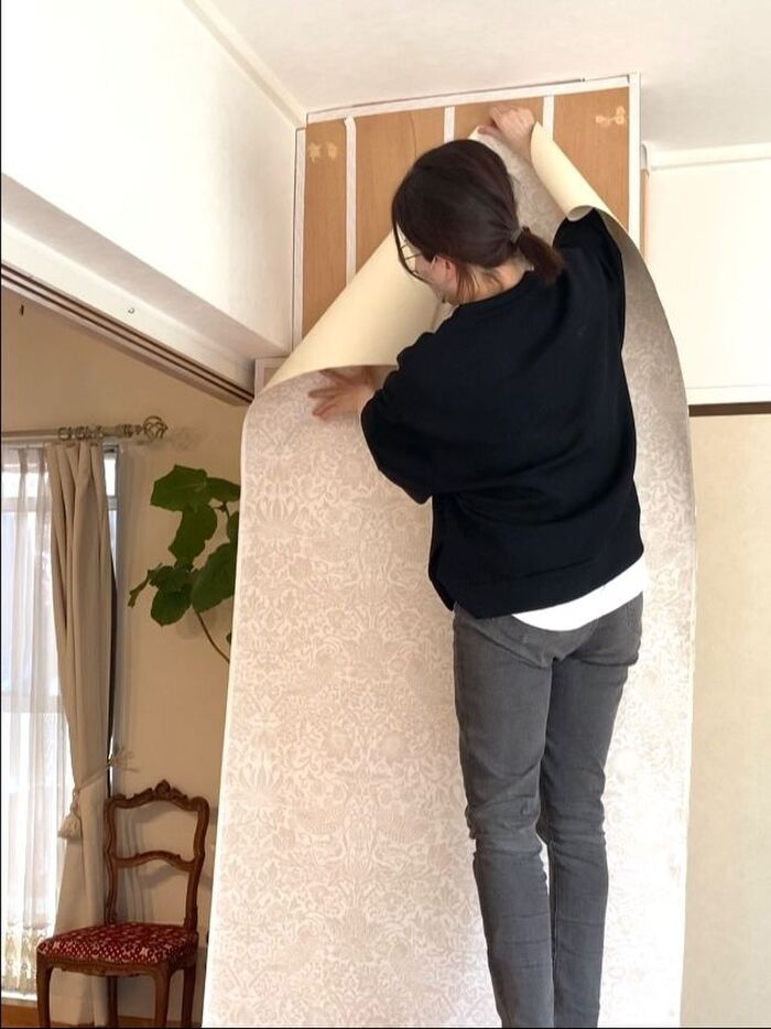 いよいよ壁紙を貼る。