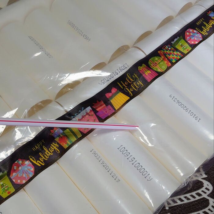 ストローが入る大きさの穴を開け口で空気を抜く
