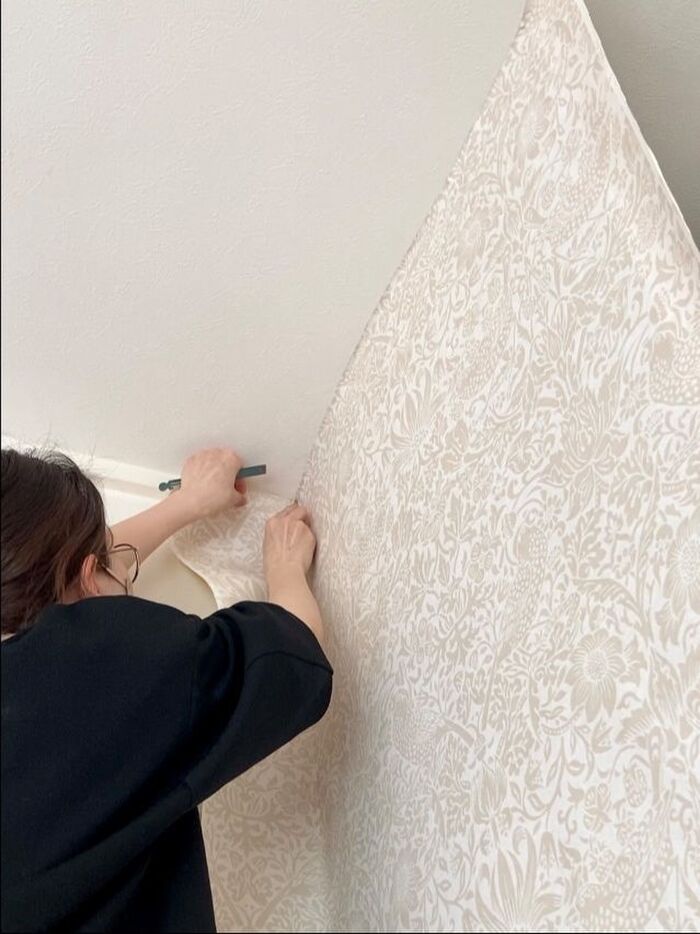 余分な壁紙をカットする。