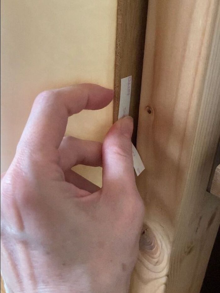 壁紙の両端を裏側に折り返す。