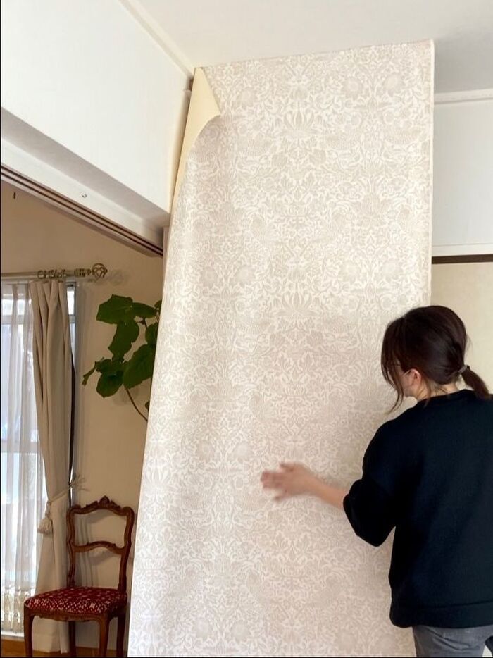 テープの台紙をひっぱりつつ、手で空気を抜く。