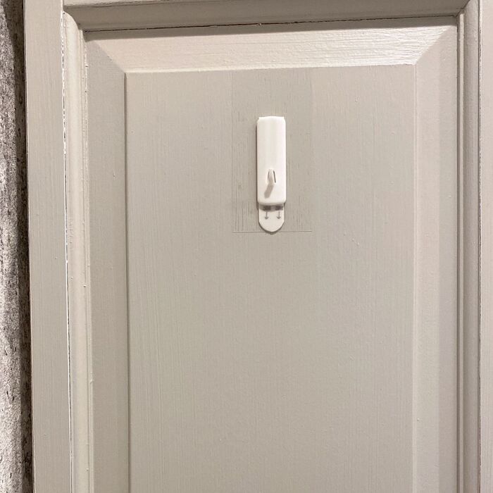 手前のシールをはがす