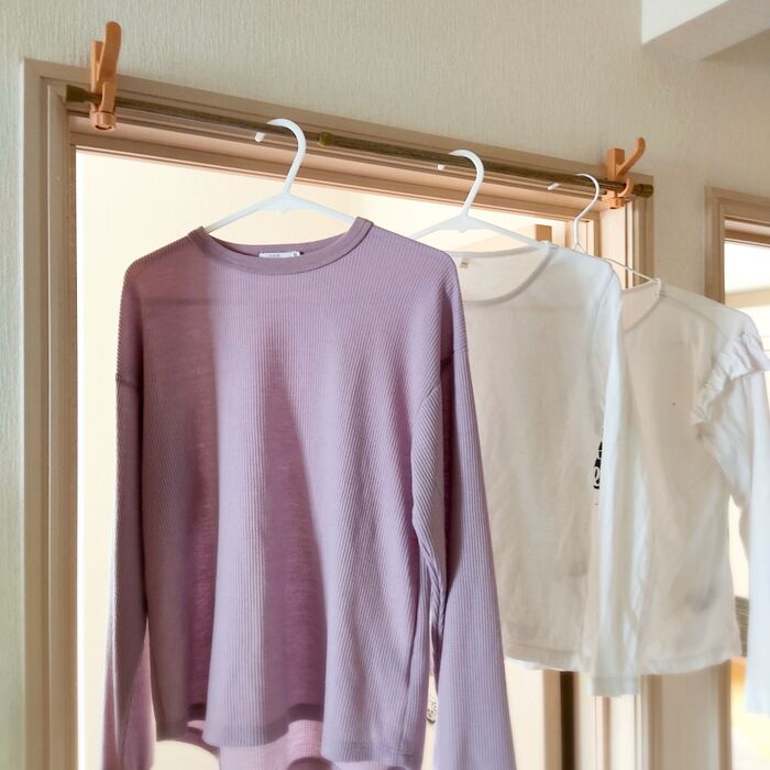 フックをかもいに挟んでネジでとめたら、あとは、家にあった100均つっぱり棒を掛けるだけ!