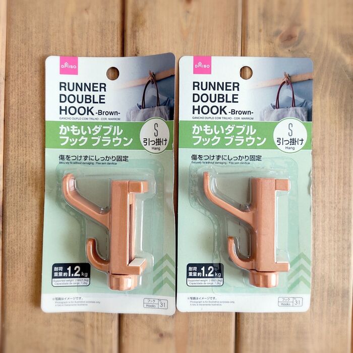 使うのはダイソーやセリアで売っている、かもいフック