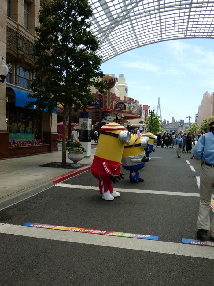 入場ゲートを越えキャノピー(大きな屋根)下で開催されます!