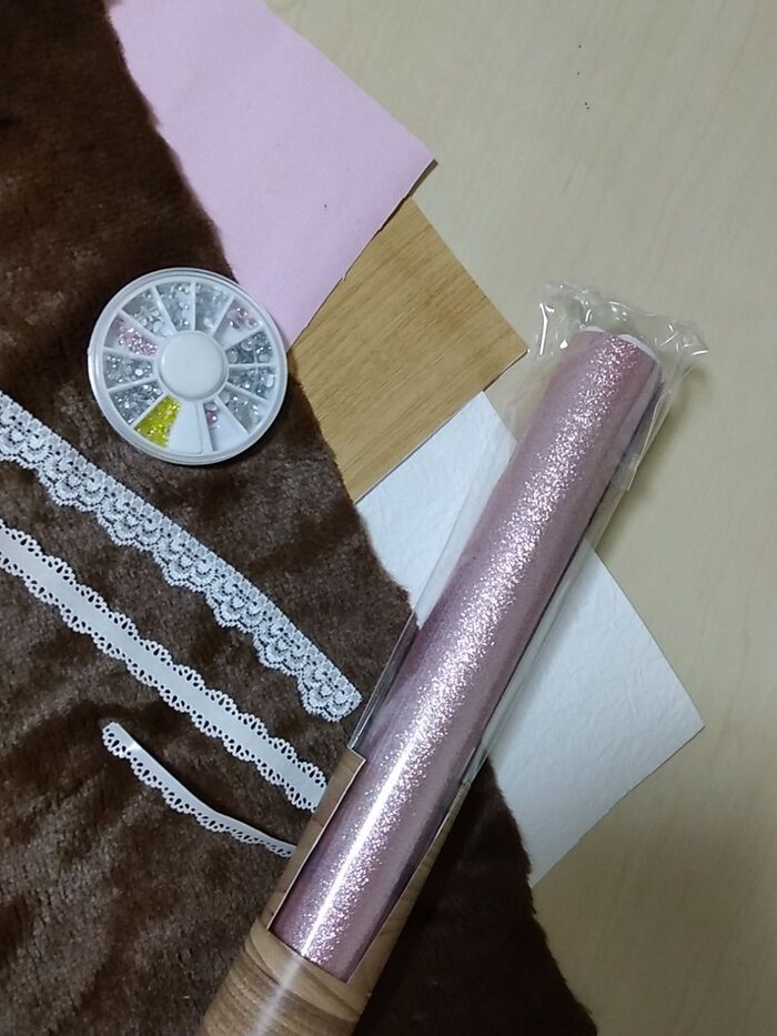 クロスとマスキングテープを貼ります