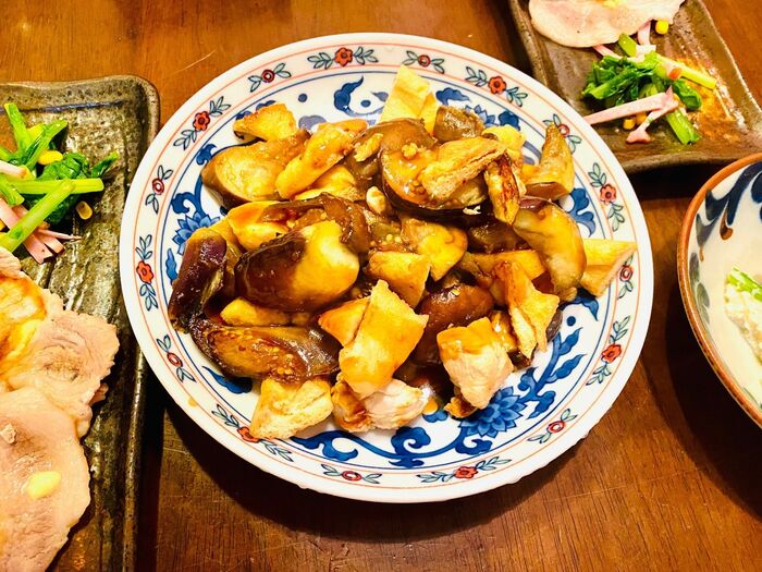 ご飯がススム!油揚げとナス、鶏肉の甘辛味噌炒め♪