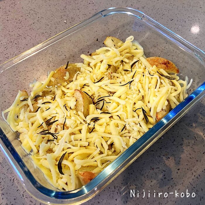 ③ チーズをトッピング