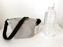 【3COINS】《ジップショルダーバッグ》気になる容量とスタイリングは?