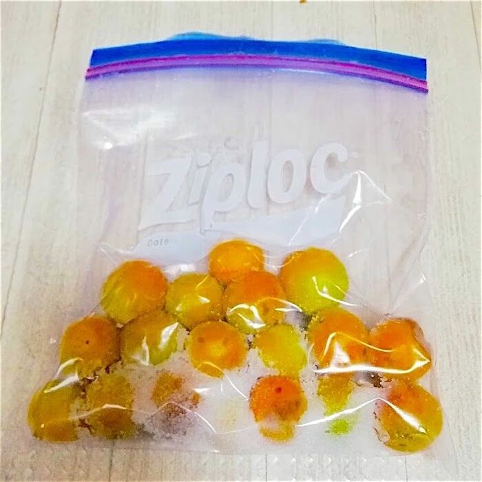 1:梅を洗ってヘタやホシを取って、水気を切ったら袋に塩と一緒に入れる