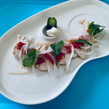 暑いときでもサッパリ食べられる蒸し鶏のトマトレモンソース