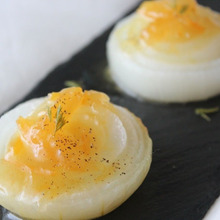 蒸し玉ねぎのマーマレードソース添え