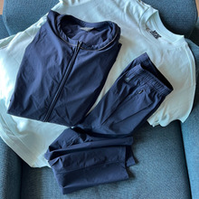 吸汗速乾素材のジョギングパンツが愛犬のお散歩に大活躍!室内干しにも◎