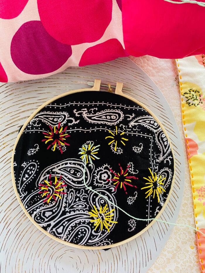 夏の風物詩 バンダナ!刺繍枠で花火!