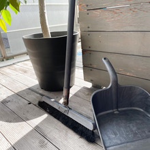 アイアン塗料で蘇る!プラスチックのちりとり、古びたほうきがシックに変身