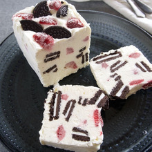 断面も楽しい!いちごとココアクッキーのアイスケーキ