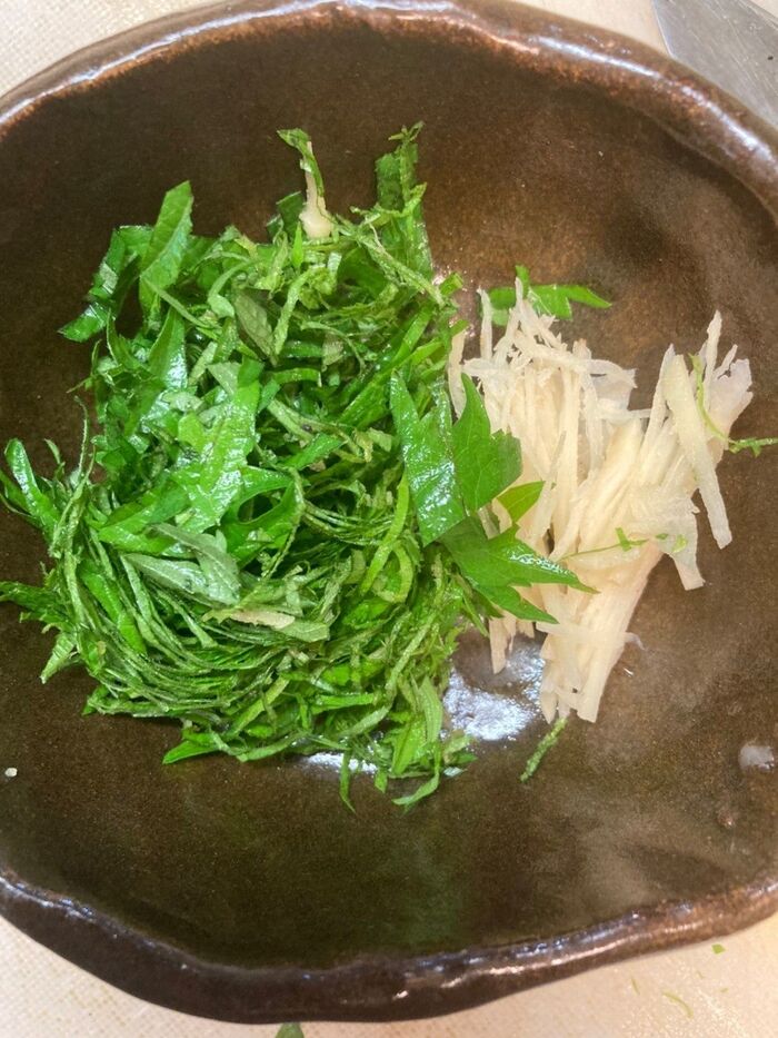 大葉と生姜を千切りにします