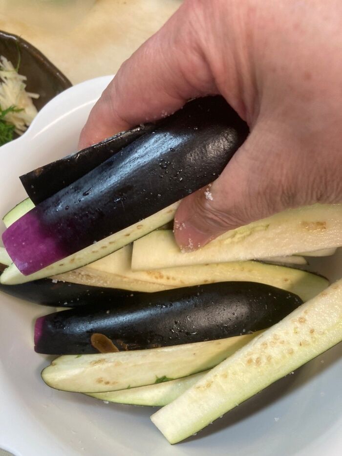 茄子は縦に6等分して塩をまぶします