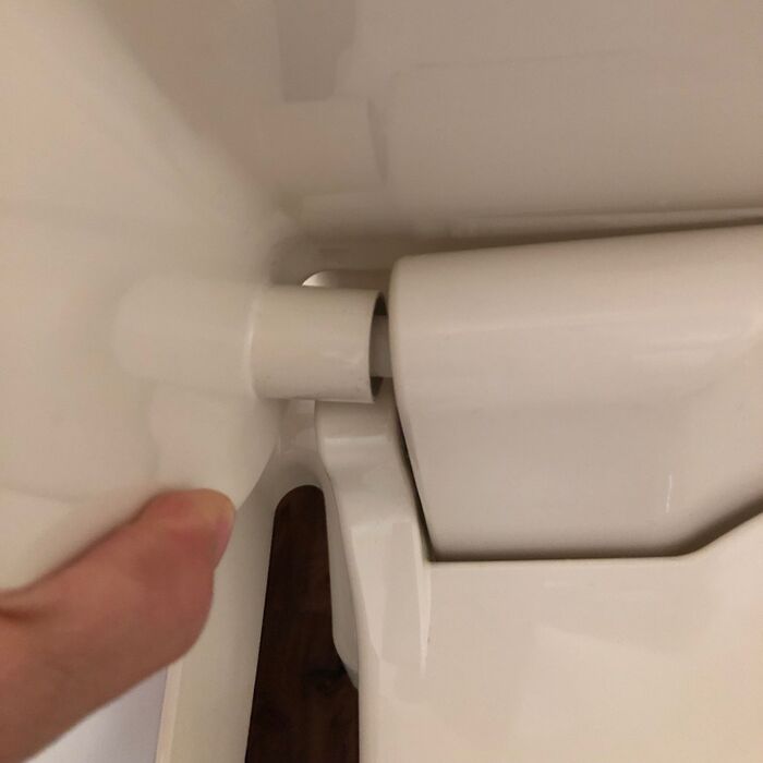 実はトイレのフタ、外れます!