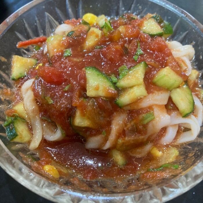 うどんはザルに乗せてコーンを飾りました♪